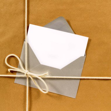 Kahverengi kağıt paket ve gümüş zarf