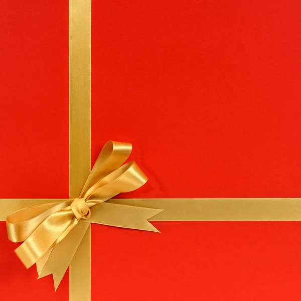 Cornice regalo di Natale con nastro e fiocco in oro e bac rosso — Foto Stock