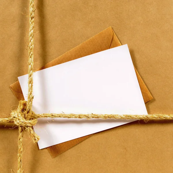 Бумажная посылка с конвертом — стоковое фото