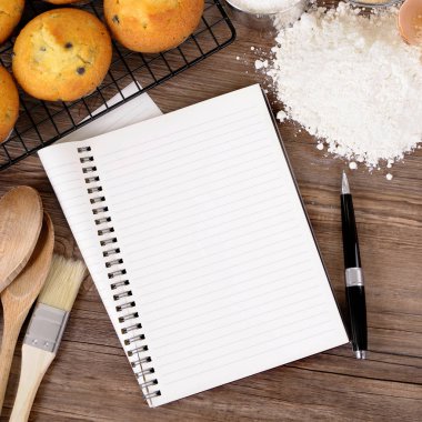 Boş defter ile taze kek