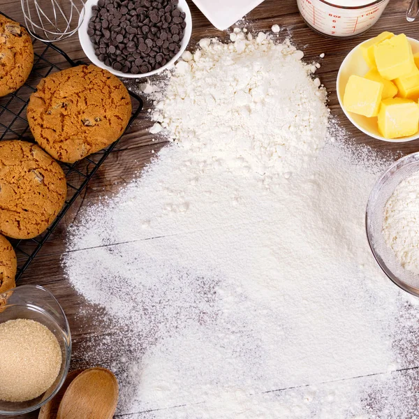 Bakken cookies met ingrediënten — Stockfoto