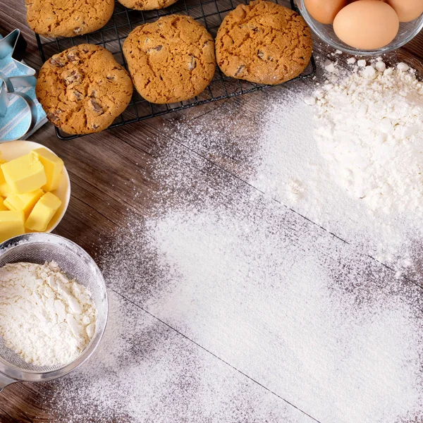 Biscoitos de cozimento com ingredientes — Fotografia de Stock