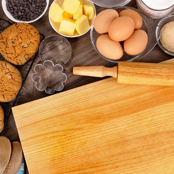 Biscotti al cioccolato con ingredienti — Foto Stock