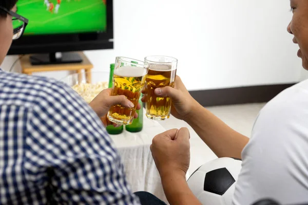 Dois Homens Assistem Partida Futebol Programa Transmissão Eles Bebem Cerveja — Fotografia de Stock