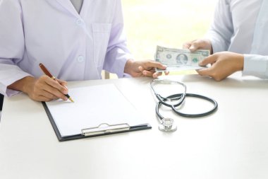 İş adamı veya hasta doktor kavramı bozulması için rüşvet vermek 