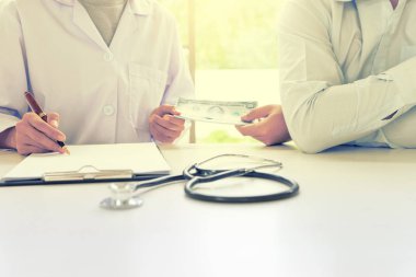 İş adamı veya hasta doktor kavramı bozulması için rüşvet vermek 