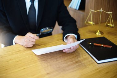 Yargıç avukat kağıt metin kullanım büyütme cam kavram Hukuk Bürosu tarafından okuyun.