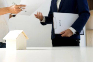 Genç iş adamı işe ev araba kira ajan için kağıt 