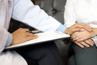 Düzenlenen Doktor dokunmatik teşvik için hasta el