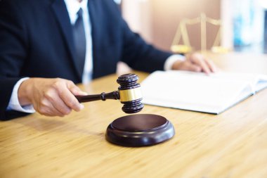 Tokmak ve denge ile ofiste iş avukat ya da yargıç