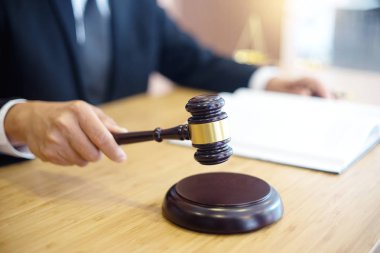 Tokmak ve denge ile ofiste iş avukat ya da yargıç