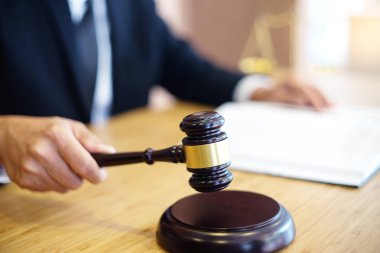 Tokmak ve denge ile ofiste iş avukat ya da yargıç