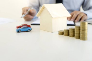 Genç iş adamı ofiste masa yığını sikkelerinde çalışması 