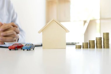 Genç iş adamı ofiste masa yığını sikkelerinde çalışması 