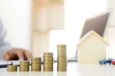 Genç iş adamı ofiste masa yığını sikkelerinde çalışması 