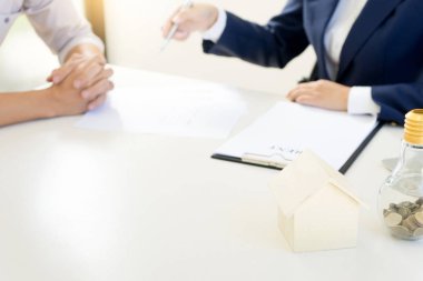 İş adam kadın anlaşma kutusunu cam şişe kavramı para tasarrufu yeni ev kira karşılığı sözleşme imzalamak için toplamak