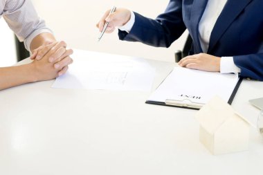 İş adam kadın anlaşma kutusunu cam şişe kavramı para tasarrufu yeni ev kira karşılığı sözleşme imzalamak için toplamak