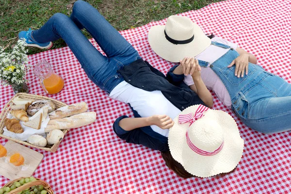 Femme Ami Étendu Sur Pique Nique Tissu Face Tente Concept — Photo