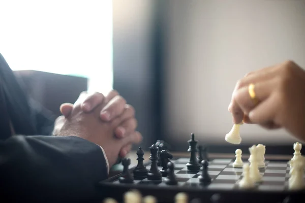 実業家概念ビジネス戦略の勝利のためにチェスをする方法を考えて — ストック写真