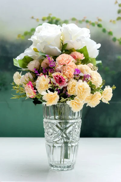 Fleur Dans Vase Verre Sur Table Blanche Avec Fond Flou — Photo