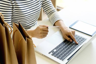 alıcı satıcı kullanma bilgisayar internet kullanım kredi kartı ödeme para için ürün satın almak için online sipariş için. , beyaz tablet ekranıyla kırpma yolu ile