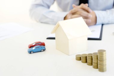 Genç iş adamı ofiste masa yığını sikkelerinde çalışması 