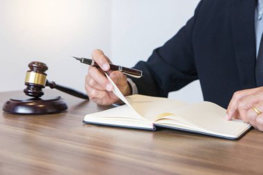 Tokmak ile Adalet avukatlar, işadamı uymak veya yasal hukuk belgeleriyle çalışma avukat yargıç. tavsiye ve adalet hukuk firması kavramı.