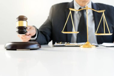 Tokmak ile Adalet avukatlar, işadamı uymak veya yasal hukuk belgeleriyle çalışma avukat yargıç. tavsiye ve adalet hukuk firması kavramı. 