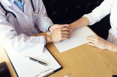 Düzenlenen Doktor dokunmatik teşvik için hasta el