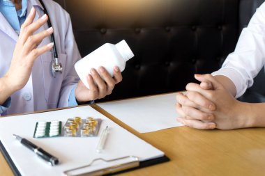 Doktor kendine iyi bak, hasta hasta belirtiler açıklayan veya evrak işi birlikte bir consultatio tartışmak gibi bir soruyu soran bir erkek doktor dikkatle dinlerken