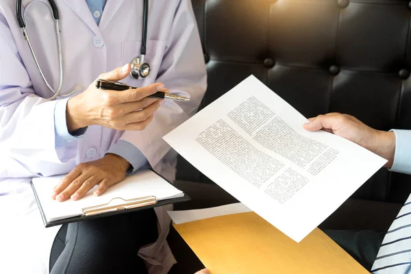 Doutor Tome Cuidado Paciente Ouvindo Atentamente Médico Masculino Explicando Sintomas — Fotografia de Stock