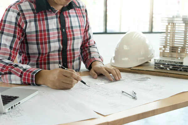 Architect Ingenieur Die Werkt Aan Tabel Toon Werk Hand Voor — Stockfoto