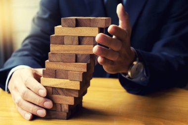 iş kavramı planı ve risk projesi iş takım iş tarafından görüntü ahşap blok Kulesi mimari modeli ile 