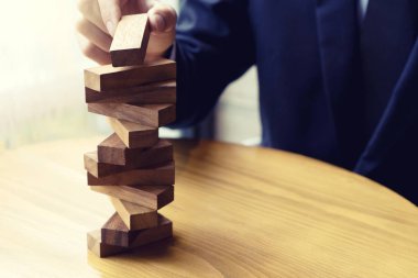 iş kavramı planı ve risk projesi iş takım iş tarafından görüntü ahşap blok Kulesi mimari modeli ile 