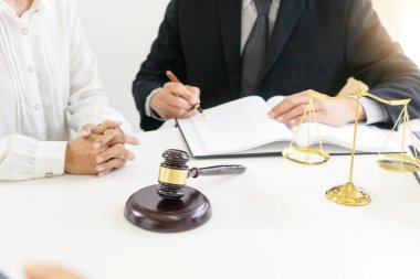 Tokmak ile Adalet avukatlar, işadamı uymak veya yasal hukuk belgeleriyle çalışma avukat yargıç. tavsiye ve adalet hukuk firması kavramı. 