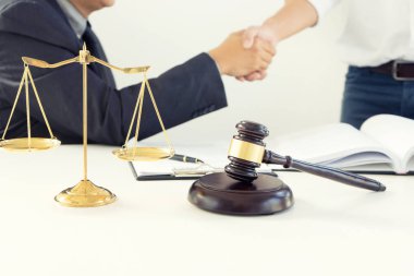 Adalet avukat el sıkışma işadamı veya istemci Yargıç tokmak ile hukuk anlaşması için. tavsiye ve adalet hukuk firması kavramı.