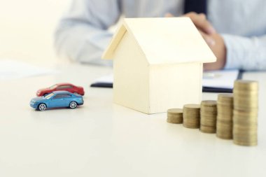 Genç iş adamı ofiste masa yığını sikkelerinde çalışması 