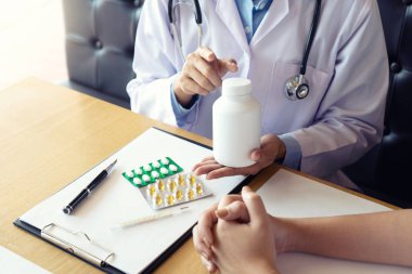 Doktor kendine iyi bak, hasta hasta belirtiler açıklayan veya evrak işi birlikte bir consultatio tartışmak gibi bir soruyu soran bir erkek doktor dikkatle dinlerken