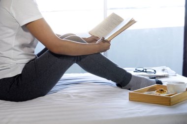 kadın okuma yatağın üzerine bir kitap için mutlu bir hayat gün sakin ol