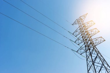 yüksek gerilim kutup mavi gökyüzü ile şehir dışına