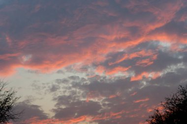 Gün batımında gökyüzü ve bulut manzarası 