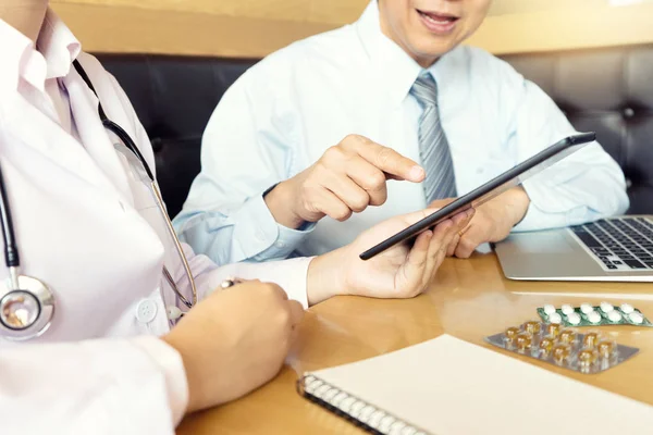 Médico Tenga Cuidado Use Tableta Computadora Paciente Escucha Atentamente Médico — Foto de Stock