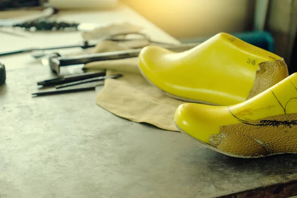 Eszköz Alapanyag Sárga Láb Manöken Bőr Cipő Gyártó Munkahelyen — Stock Fotó