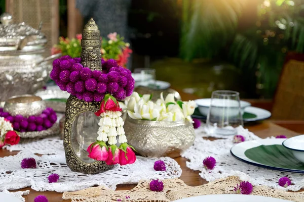 Thai Décoration Table Alimentaire Argent Vaisselle Fleur Guirlande — Photo