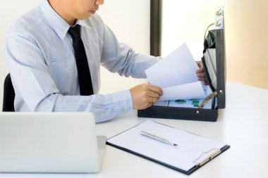 Yeni ev satın alma ya da kira sözleşmesi imzalamak için iş adamı anlaşması