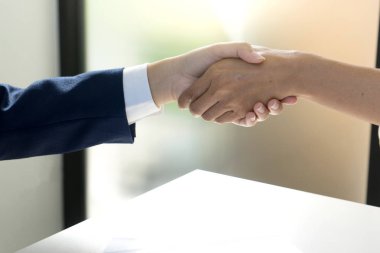 iş adam kadın elini sıkmak ev kira sözleşmesi için