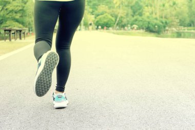 Genç kadın egzersiz onu spor açık parkta uzanan sıcak