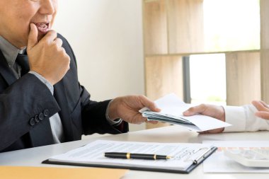 İş adamı, memur konseptine rüşvet veriyor. 