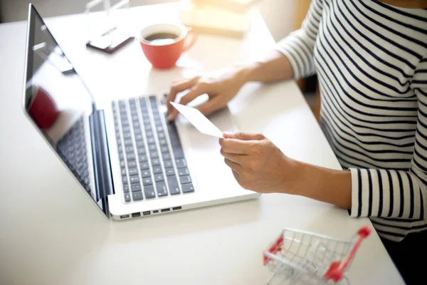 Mujer Sentarse Trabajo Mesa Computadora Sobre Compra Línea Venta Orden — Foto de Stock