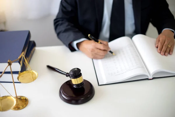 Gavel Bíró Irodai Munkája Egyensúlyban Van Ügyvédi Iroda Fogalmával — Stock Fotó